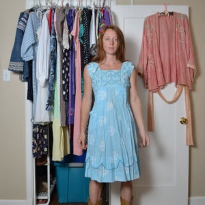 Vintage small blue pleated house dress floral all over print women apron cooking outfit vintage clothing 50s 60s summer sundress boho hippie