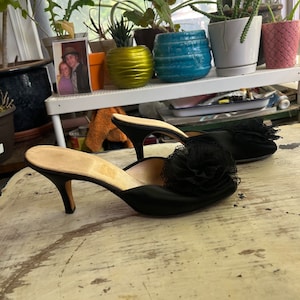 50er Jahre Satin Boudoir Absatz Spitze Rüschen Daniel Green schwarz floral peep toe Hausschuhe Hollywoodstar Marilyn Monroe Pinup Rockabilly