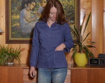 1970s small vintage blue indigo bell sleeve blouse with front pockets dagger collar retro casual fit womens apron shirt boho art smock hip