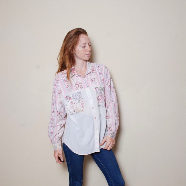 90s medium floral long sleeve button down oxford top collared shirt roe detail pink blue cottage chick boho garden party womens blouse lady