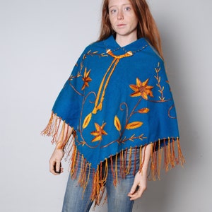 vintage années 80 bleu feutre poncho châle frange fleur brodée design orange jaune femmes vêtements vintage boho hippie hippie hippie sadapte à tous image 1