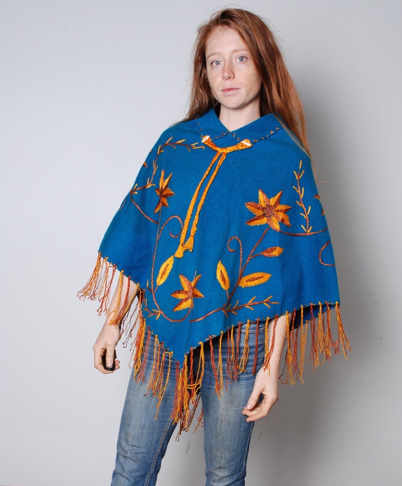 vintage années 80 bleu feutre poncho châle frange fleur brodée design orange jaune femmes vêtements vintage boho hippie hippie hippie sadapte à tous image 1