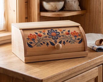 Scatola per il pane in legno fatta a mano con decorazioni floreali in stile folk.