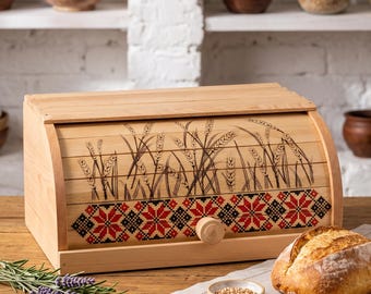 Scatola per il pane in legno con decorazione a spighe di grano.