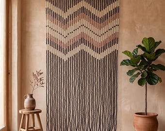 Cortina de porta com contas de madeira, divisória de ambientes estilo boho.