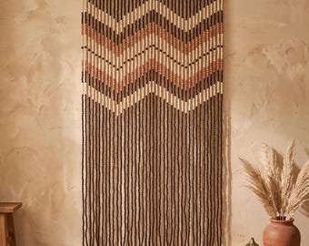 Cortina de porta com contas de madeira, divisória de ambientes estilo boho.