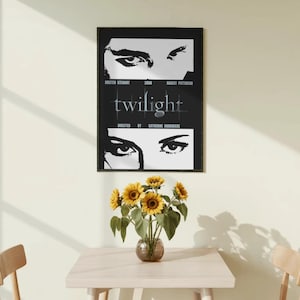 Op de afbeelding: Een zwart-wit ingelijste filmposter voor Twilight met twee paar ogen, de tekst Kristen Stewart, 2008, Robert Pattinson en Directed by Catherine Hardwicke. De poster hangt aan een muur boven een houten tafel met zonnebloemen.