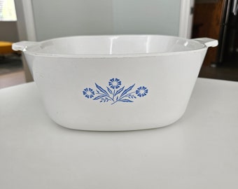 Vintage 1970s Blue flowers Corning Ware Dish  2 1/2 Qt. P-2 1/2-B Good condition