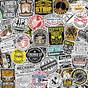 Puede incluir: Una colección de pegatinas de vinilo variadas con diversos eslóganes humorísticos y diseños gráficos relacionados con electricistas, mecánicos y técnicos, incluyendo textos como Certified Zip Tie Technician y Electricians Have To Strip.