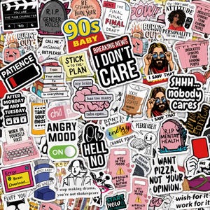 Puede incluir: Una colección de pegatinas de vinilo variadas con diversos diseños de texto humorísticos y sarcásticos, incluyendo frases como I Don't Care, 90s Baby y R.I.P. Gender Roles, junto a ilustraciones de cerebros, lápidas y bolsas de café.