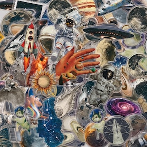 Op de afbeelding: Een verzameling stickers met een ruimtethema, waaronder astronauten in witte pakken, een rood-witte raket, een vliegende schotel, diverse planeten, een zon, een sterrenstelsel, een komeet en een kat in een ruimtehelm, in een dichte collage.