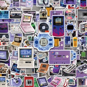Puede incluir: Un collage de pegatinas de tecnología retro con consolas de juegos portátiles, cintas de casete, disquetes, ordenadores antiguos, cámaras y mascotas digitales en morado, rosa, azul y gris con texto visible como IBM y C90.