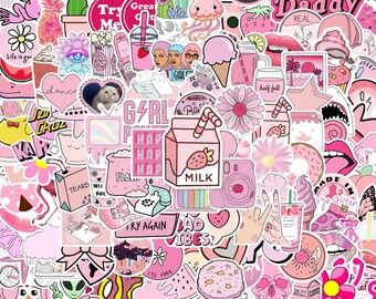 Puede incluir: Una colección de pegatinas variadas con temática rosa que incluye diversas ilustraciones como un cartón de leche de fresa, una medusa, una calavera, flores, alimentos y elementos de texto como "Daddy", "GIRL POWER" y "BAD VIBES" en un collage.