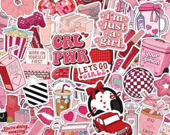 Puede incluir: Una colección de pegatinas en tonos rosas con diversas ilustraciones que incluyen una bola de discoteca, un mando de juego, un cubo de palomitas, una máquina de escribir, un coche rojo, auriculares, maquillaje y frases como GRL PWR.