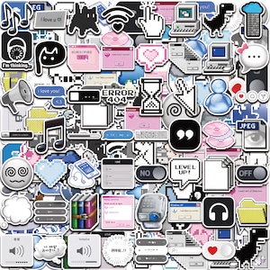 Può includere: Una collezione di adesivi in vinile assortiti con elementi di interfaccia informatica retrò, icone in pixel art, messaggi di errore, finestre di dialogo e simboli digitali in nero, bianco, rosa e blu. I design includono cursori, cuori, note musicali e testo.