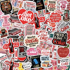 Puede incluir: Una colección de pegatinas de vinilo variadas con la marca Diet Coke, que incluye diversos refrescos en lata, botellas de vidrio y diseños en forma de corazón rojo. Las pegatinas muestran textos como 'I need a Diet Coke', 'Maybe Diet Coke is addicted to me' y 'In case of accident, my blood type is Diet Coke'.
