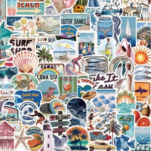 Könnte beinhalten: Eine Sammlung von Strand-Aufklebern mit Illustrationen von Surfbrettern, Muscheln, Palmen, Leuchttürmen, Segelbooten, tropischen Getränken und Küstenlandschaften. Die Aufkleber zeigen verschiedene Farben und Texte wie Hawaii, Malibu und Outer Banks.