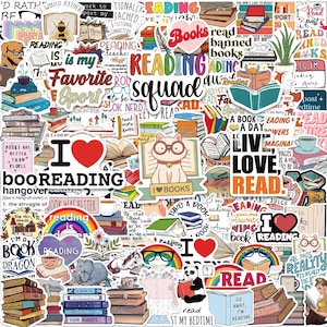 Könnte beinhalten: Eine Sammlung bunter Aufkleber mit verschiedenen Illustrationen zum Thema Bücher, darunter Bücherstapel, lesende Katzen, Pandas, Regenbögen und Textphrasen wie Reading Squad, I Love Reading und Live Love Read auf weißem Hintergrund.
