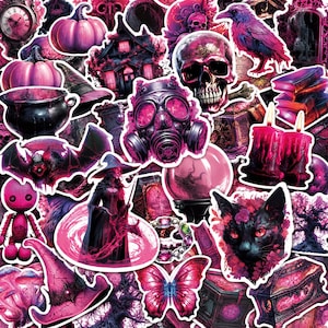 Puede incluir: Una colección de pegatinas con imágenes góticas y de fantasía oscura en tonos rosa y morado. Los diseños incluyen una calavera, una máscara de gas, un gato negro, una bruja, un cuervo, un caldero, calabazas, velas, una bola de cristal y una mariposa.