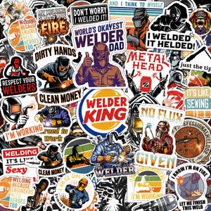 Puede incluir: Una colección de pegatinas de vinilo con temas de soldadura, que incluye ilustraciones de soldadores con equipo de protección, chispas y textos como Welder King, World's Okayest Welder Dad, Metal Head y Welding Because Engineers Need Heroes Too.