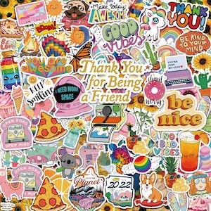 Könnte beinhalten: Eine Sammlung bunter Vinyl-Aufkleber mit verschiedenen Illustrationen, darunter ein rosa Astronautenhelm, eine gelbe Kamera, ein Stück Pizza, ein Mops, ein Koala, Sonnenblumen, Kakteen und verschiedene motivierende Sprüche wie Thank You for Being a Friend.
