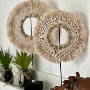 Set di 2 anelli decorativi in macramè con conchiglie | Decorazione boho su supporto | Decorazione naturale fatta a mano | Accessorio per la casa in stile costiero