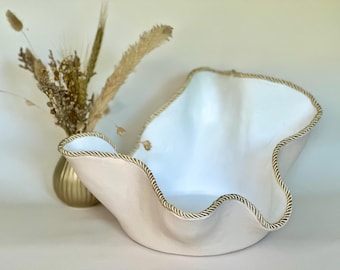 Handgemaakte decoratieve schaal in golfvorm met gouden rand | Boho woonaccessoire | Sleutelschaaltje | Moderne tafeldecoratie | Cadeau-idee