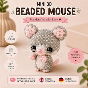 Könnte beinhalten: Eine Mini-3D-Mausfigur aus kleinen grauen, weißen und rosafarbenen Perlen. Die Maus hat große schwarze Augen, eine rosa Perlnase und lange, dünne Schnurrhaare. Der Text lautet MINI 3D BEADED MOUSE, Handcrafted with Love, sowie Informationen zu einer PDF-Anleitung auf Englisch und Deutsch.