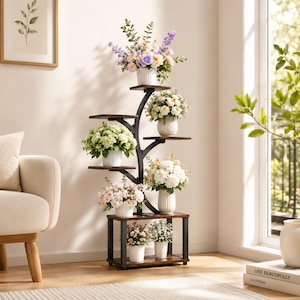 Puede incluir: Un soporte para plantas de varios niveles con estructura de metal negro, soporte central curvo y estantes de madera oscura. Contiene siete macetas de cerámica blanca con diversos arreglos florales artificiales en tonos rosa, morado y blanco.