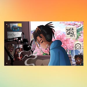 Può includere: Un'illustrazione digitale di una persona con dreadlock scuri che indossa cuffie blu e una felpa con cappuccio blu, davanti a un microfono. Lo sfondo presenta fiori di ciliegio rosa, un'auto blu e note con il testo JUCE WRLD 999.