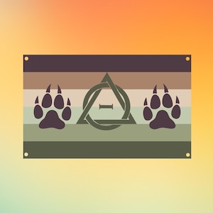 Peut inclure: Un drapeau rectangulaire composé de bandes horizontales dans des tons brun foncé, beige, vert clair et vert olive. Le centre présente un triangle brun foncé entourant un cercle et la lettre grecque Thêta, flanqué de deux empreintes de pattes.