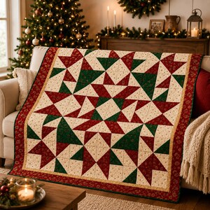 Può includere: Una coperta trapuntata con un motivo geometrico a stella nei colori rosso scuro, verde bosco e crema. Il tessuto presenta una sottile stampa dorata su tutta la superficie, rifinita con un'ampia bordura rossa con un motivo a foglie d'oro.