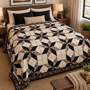 Könnte beinhalten: Eine Bettdecke mit einem geometrischen Sternmuster in Schwarz, Creme und einem braunen Blumenmuster. Die Decke zeigt ein sich wiederholendes Sternmotiv auf der gesamten Oberfläche mit einer dekorativen Blumenbordüre entlang der Kanten.