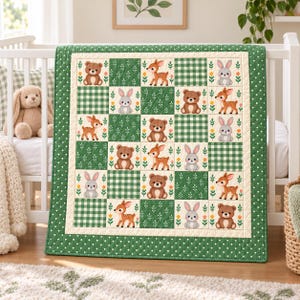 Op de afbeelding: Een vierkante babyquilt met een patchworkontwerp van bosdieren, waaronder beren, herten en konijnen. De quilt heeft een groen-witte rand met stippen en afwisselende vierkanten van groen gingham, bloemmotieven en illustraties van bosdieren.