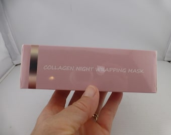 Puede incluir: Una caja rectangular para una Collagen Night Wrapping Mask, con una paleta de colores rosa suave, una franja vertical de acento en bronce metálico en el lado izquierdo y texto blanco impreso en el centro del panel frontal.