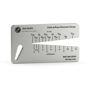 Puede incluir: Un medidor de diámetro de cable y cuerda de metal plateado con una ranura en forma de V, marcado en pulgadas de 1/16 a 7/16 y en milímetros de 2 a 12. La herramienta incluye el logo de R&W Rope, el número 800.260.8599 y rwrope.com.
