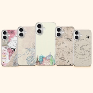 Può includere: Cinque cover per telefono disposte in fila, ognuna con design a tema viaggio che includono mappe del mondo, francobolli vintage, sagome di aerei e illustrazioni architettoniche colorate su sfondi chiari e strutturati.