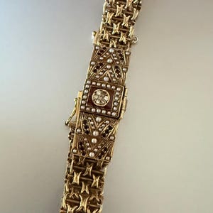 Orologio da polso con bracciale placcato in oro 14 carati, perle e pietre preziose, epoca vittoriana/edoardiana, circa 1880-1910.
