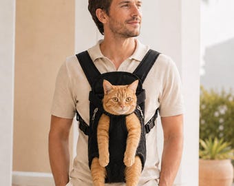 Puede incluir: Una mochila transportadora para mascotas de color negro con una abertura frontal para un gato. El transportador está construido con paneles de malla transpirable y correas ajustables, diseñado para sostener a un gato naranja de forma segura.