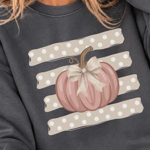 Pink Pumpkin Sweatshirt with Beige Bow, Coquette Fall Crewneck, Autumn Pullover, Thanksgiving Outfit and Gift, Pumpkin Patch Sweater