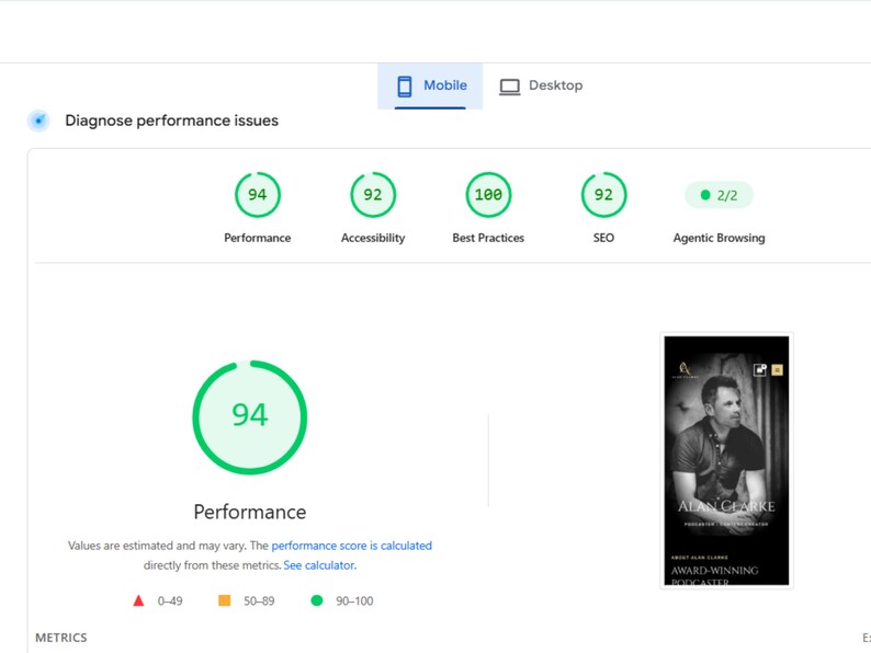 Op de afbeelding: Een digitaal prestatiedashboard in mobiele weergave met een prestatiescore van 94, 92 voor toegankelijkheid, 100 voor best practices en 92 voor SEO. Het bevat een zwart-witportret van Alan Clarke, een bekroonde podcaster.