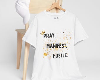 Koszulka „Pray Manifest Hustle”, koszulka z motywującą grafiką, koszulka z motywującym nastawieniem, inspirujący prezent | VybeStar LifeStyle Co.