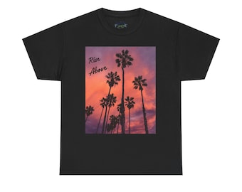 Koszulka Rise Above | Koszulka z nadrukiem Palm Tree | Koszulka z tropikalnym motywem kalifornijskiego zachodu słońca | VybeStar LifeStyle Co
