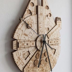 Horloge murale en bois Faucon Millenium – Le gadget galactique ultime