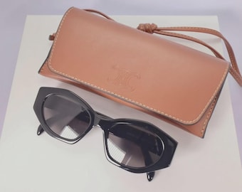Gafas de sol Celine CL40238U 01U de 55 mm, estilo ojo de gato, color negro con lentes grises.