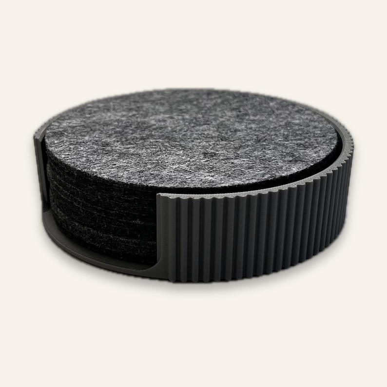 Runder Untersetzerhalter in Schwarz mit Filzuntersetzern in Stone Grey