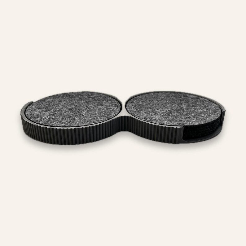 Untersetzergefäß in Schwarz, beide Kammern mit Filzuntersetzern in Stone Grey bestückt