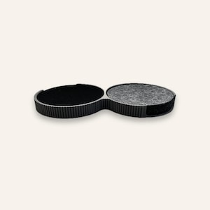 Untersetzergefäß in Schwarz mit gemischter Bestückung: eine Kammer mit schwarzen, eine mit Stone-Grey-Filzuntersetzern