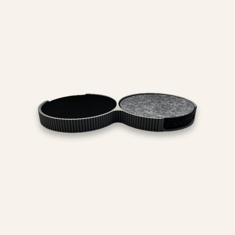 Untersetzergefäß in Schwarz mit gemischter Bestückung: eine Kammer mit schwarzen, eine mit Stone-Grey-Filzuntersetzern