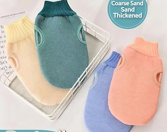 Op de afbeelding: Vier mouwloze scrubwanten in beige, blauwgroen, blauw en perzik, elk met een geribbelde kraag en armopeningen. Een cirkelvormige afbeelding bevat de tekst Coarse Sand Sand Thickened en het woord Bestseller staat eronder.